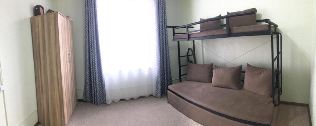 ein Schlafzimmer mit einem Etagenbett in einem Zimmer in der Unterkunft Ай хаус in Tscholponata