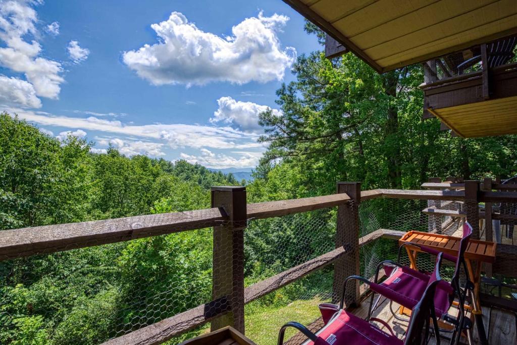 Balkón nebo terasa v ubytování 1023 English Mtn Condo By Beyond Expectations