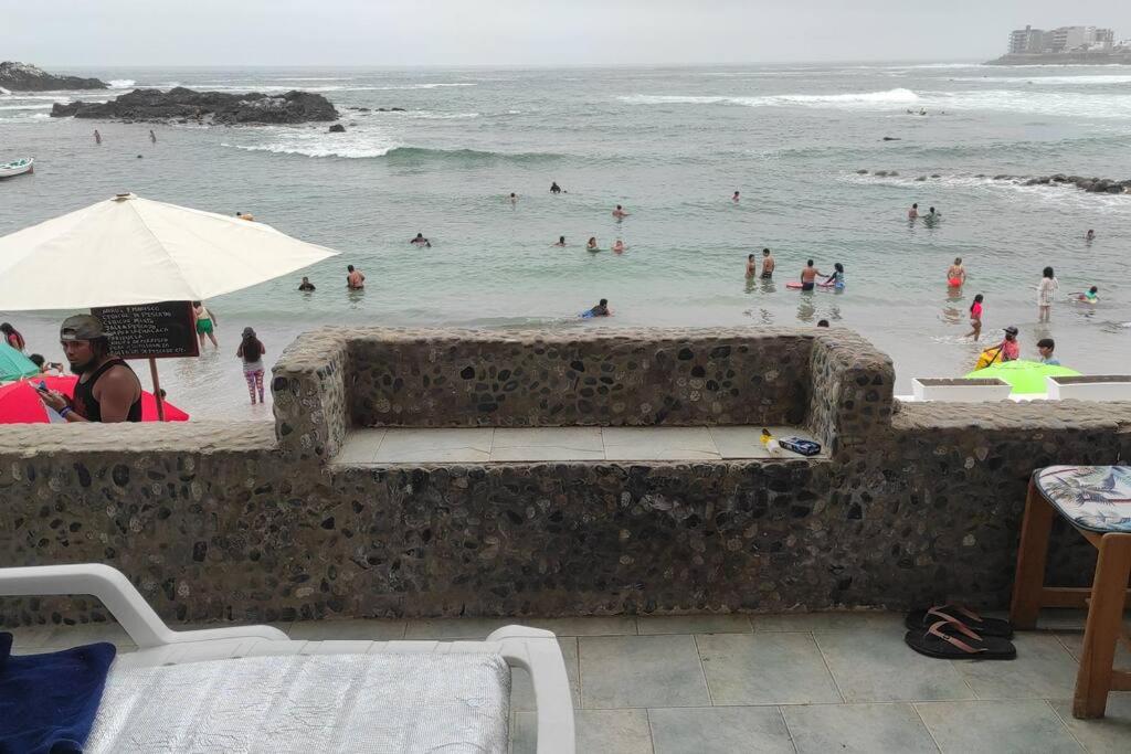 サン・バルトロにあるCasa de playa frente a la arenaの海浜の人々