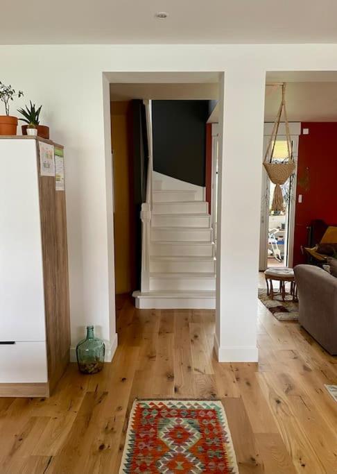 - un salon avec un escalier et un tapis dans l'établissement Charmante maison de ville, à Saint-Brieuc