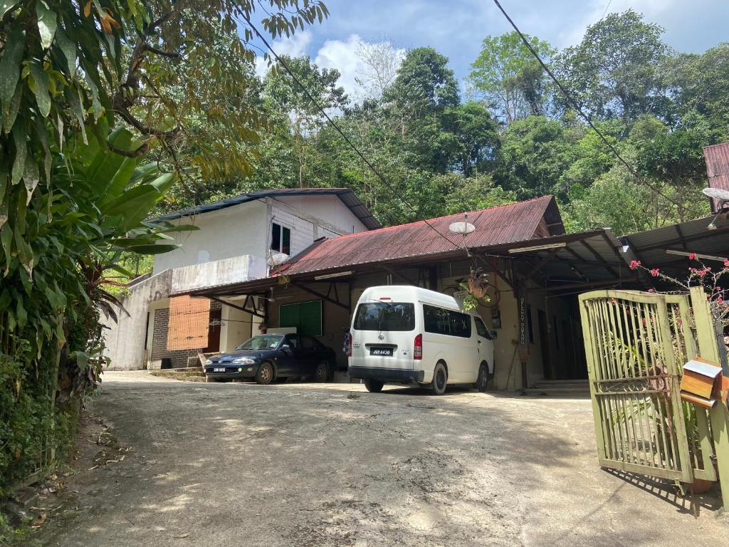 ein weißer Van vor einem Gebäude geparkt in der Unterkunft OYO 90971 Pollock Homestay in Sungai Lembing