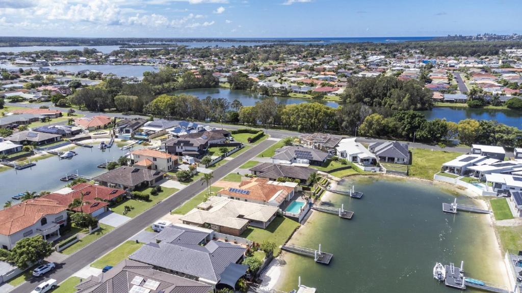 una vista aérea de una ciudad con casas y un puerto en Taine Court en Yamba