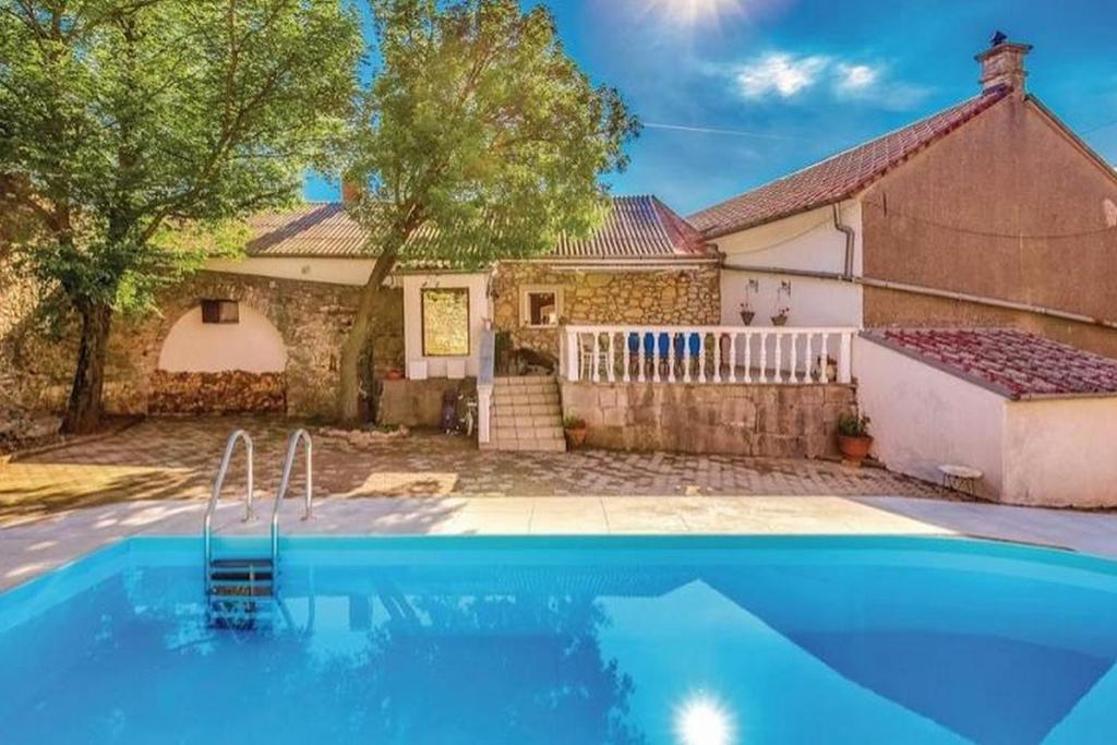 een huis met een zwembad voor een huis bij Holiday Home Meja Private Pool- Happy Rentals in Križišće