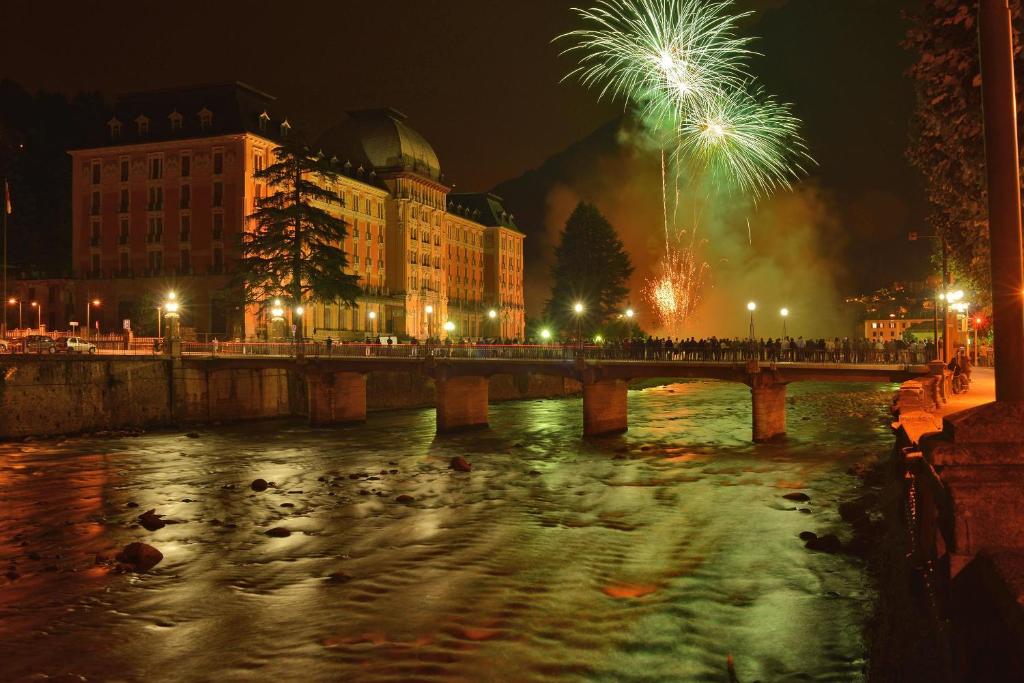 Výhled na řeku, která protéká v blízkosti hotelu