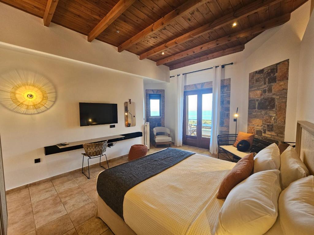 TV a/nebo společenská místnost v ubytování Yialasi Hotel