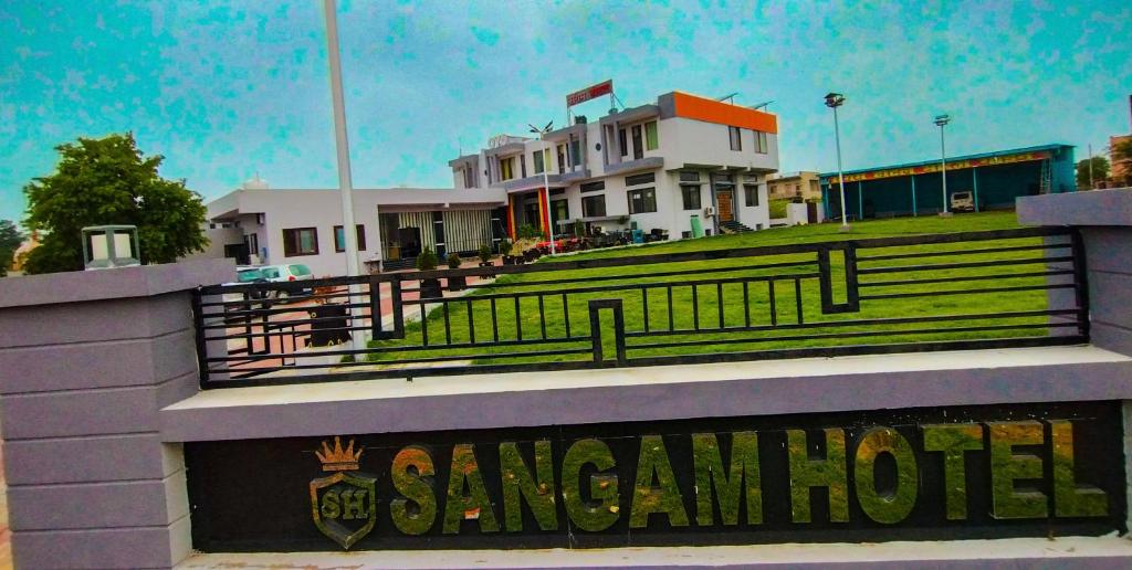 una señal de hotel Sánchez frente a un edificio en Sangam Resort, pilani, en Chirāwa