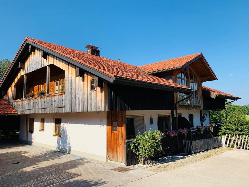 une maison avec un toit brun dans l'établissement Zum Hecher Klausi, à Wackersberg