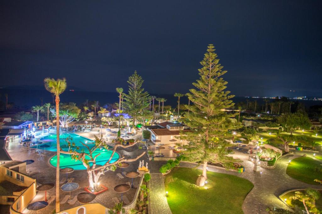 The swimming pool at or close to Atlantis Hotel