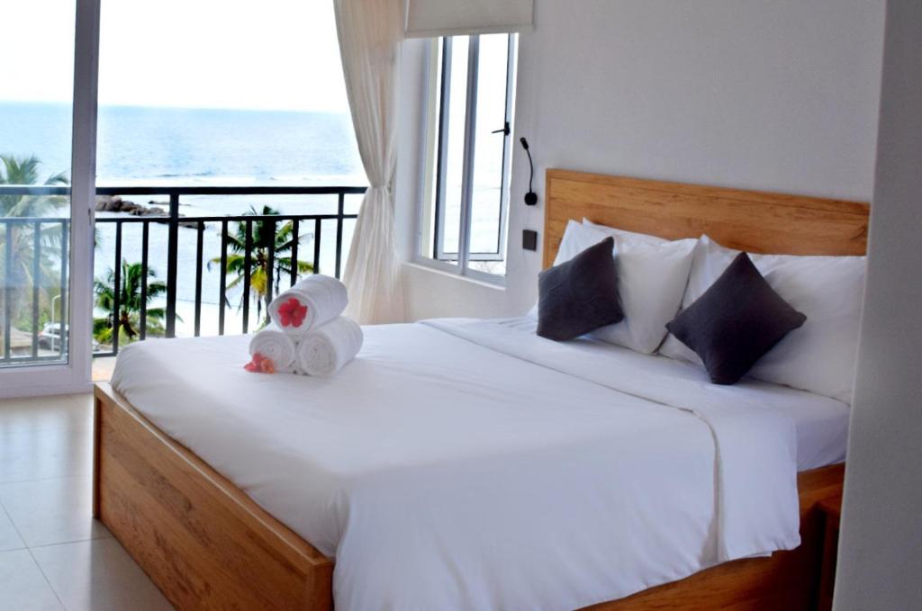 Un dormitorio con una cama con un osito de peluche. en Lagati Seychelles en Mahe