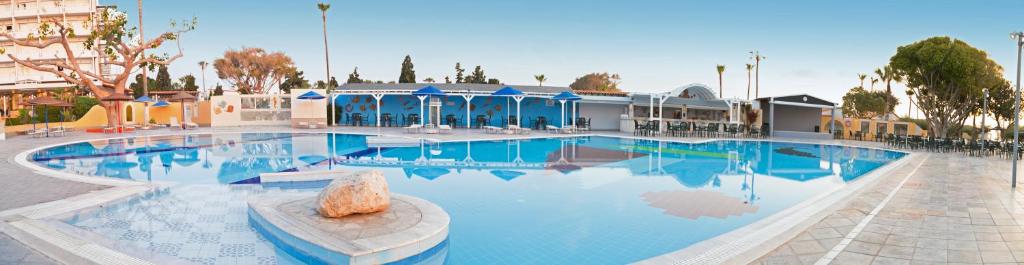 The swimming pool at or close to Atlantis Hotel