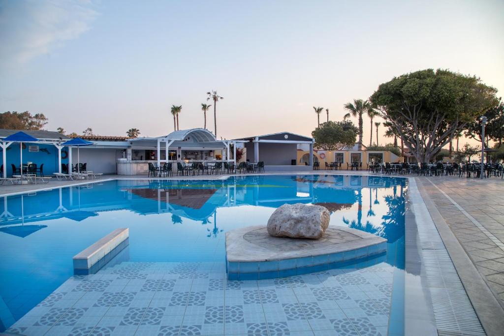 The swimming pool at or close to Atlantis Hotel