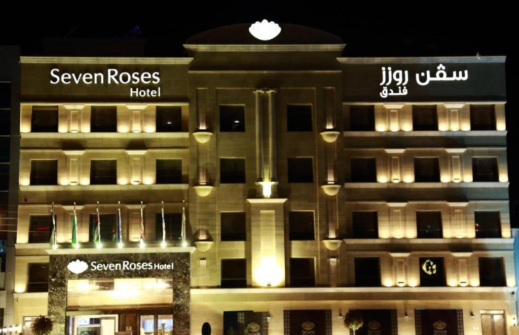 duży budynek z oświetleniem na górze w obiekcie فندق سفن روزز w mieście Amman
