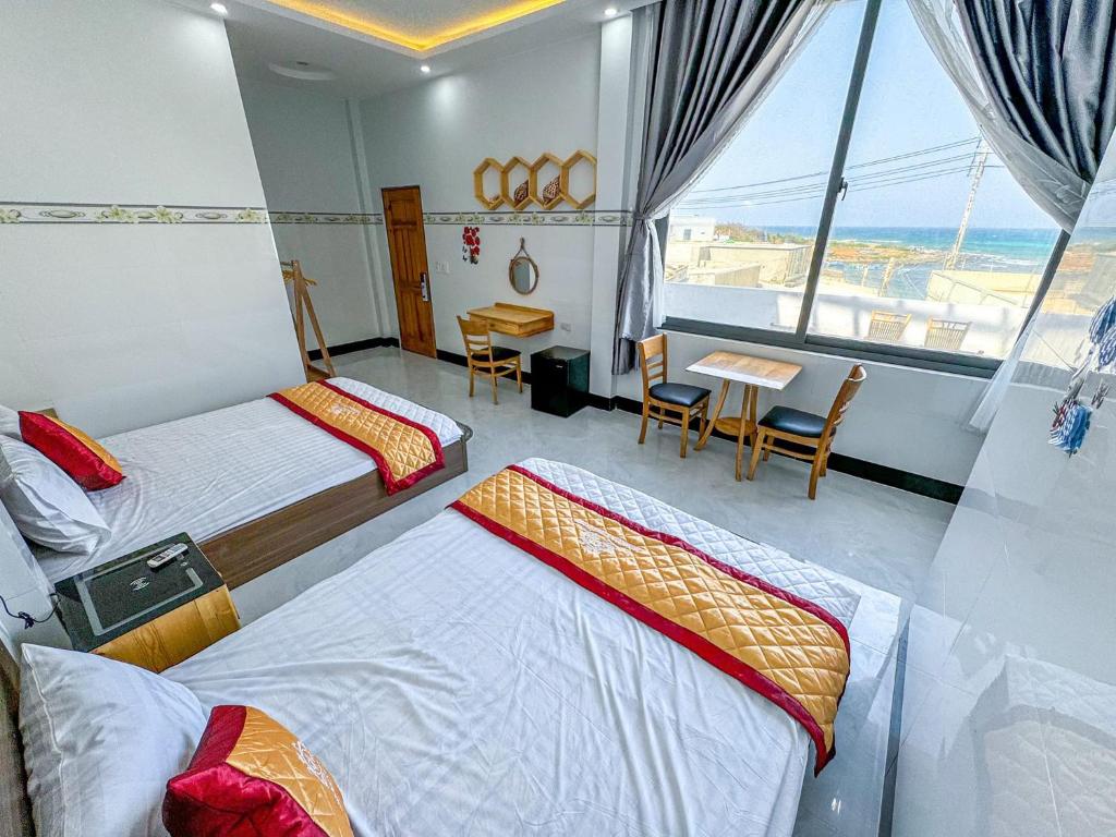 2 camas en una habitación con vistas al océano en homestay Phúc Lũy, en Cu Lao Thu