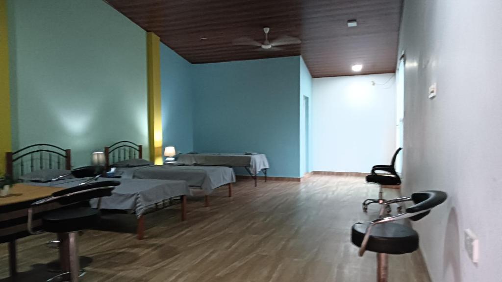 una stanza con diversi tavoli e sedie con pareti blu di This Is It Airport Hotel and Restaurant a Negombo