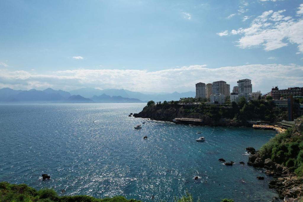 Blick auf einen Wasserkörper mit Booten darin in der Unterkunft Qinn Hotel in Antalya