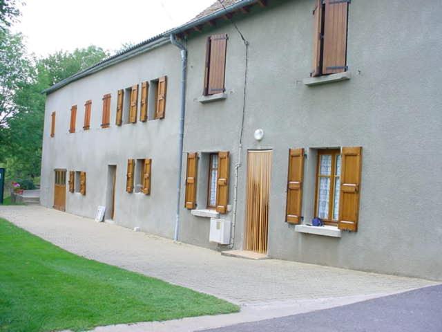 Mas-dʼOrcières的住宿－Gite au pied du mont Lozère 1，一座带木门和窗户的建筑