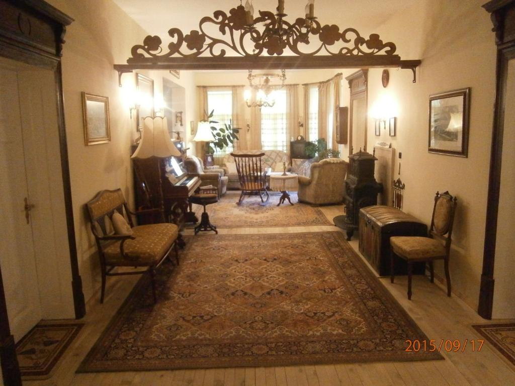 バルチクにあるRetro - 19th Century Guest Houseのリビングルーム(家具、シャンデリア付)