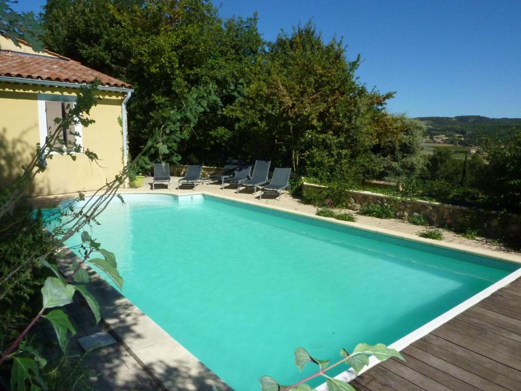サン・ポール・トロワ・シャトーにあるInviting villa in Saint Paul trois Chateaux with poolのスイミングプール(椅子付)と家