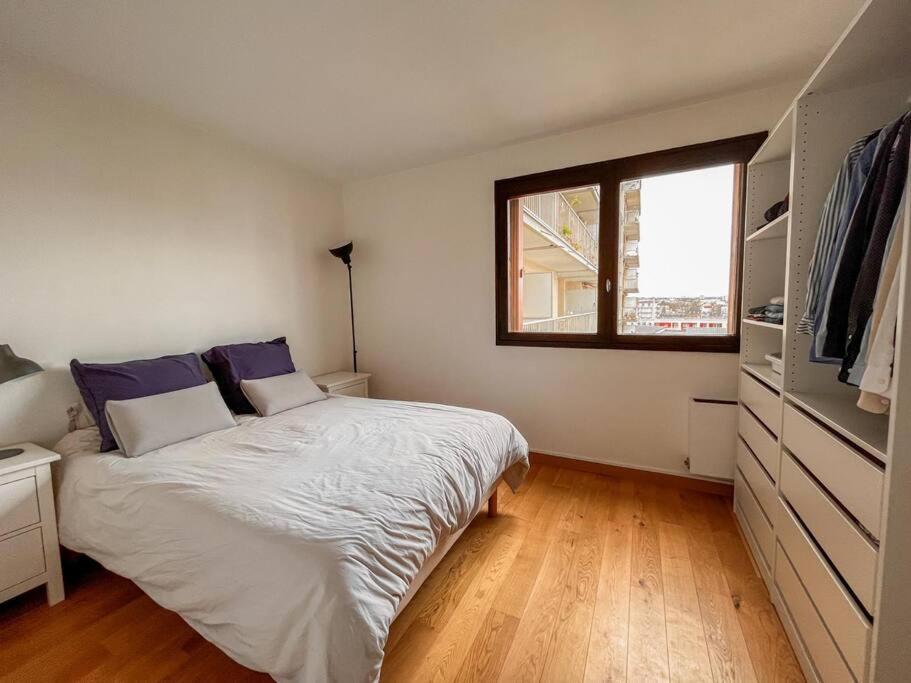 a bedroom with a large bed and a window at Appartement tout confort avec vue in Saint-Denis