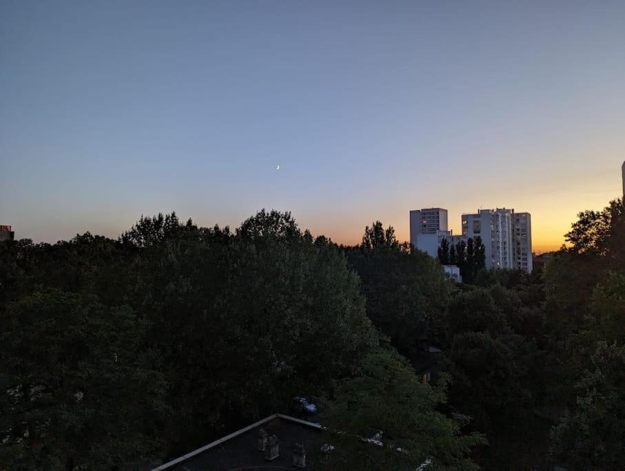 a view of a city with trees and buildings at Appartement tout confort avec vue in Saint-Denis