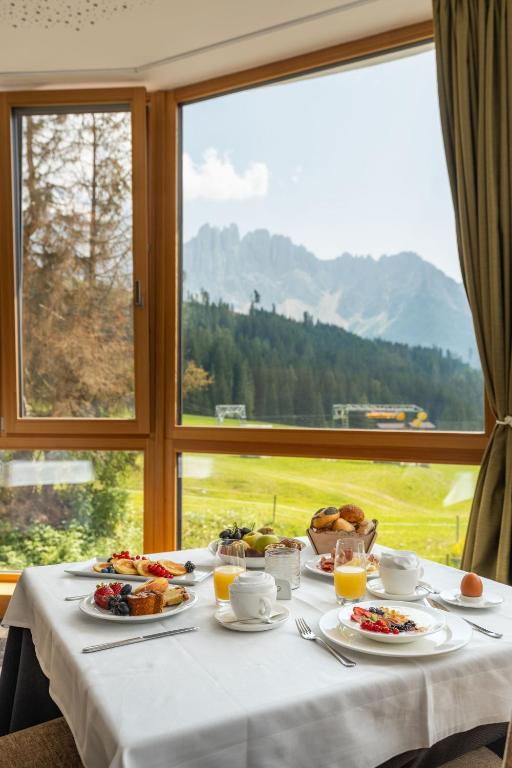 Nespecifikovaný výhled na hory nebo výhled na hory při pohledu z hotelu
