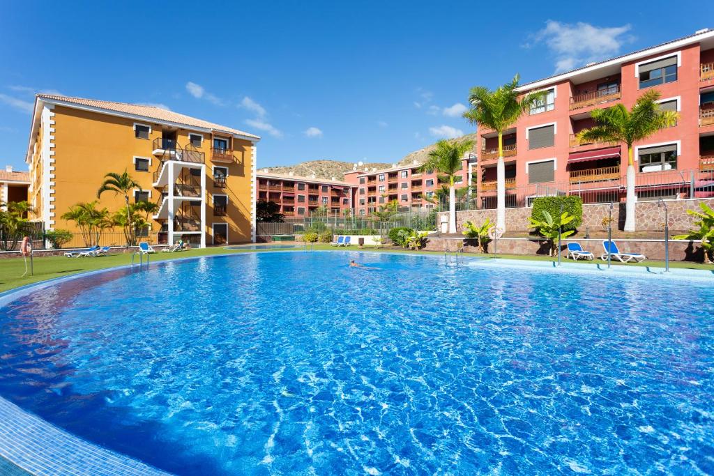 een groot zwembad voor sommige gebouwen bij Lucia dream´s apartment in Palm-mar