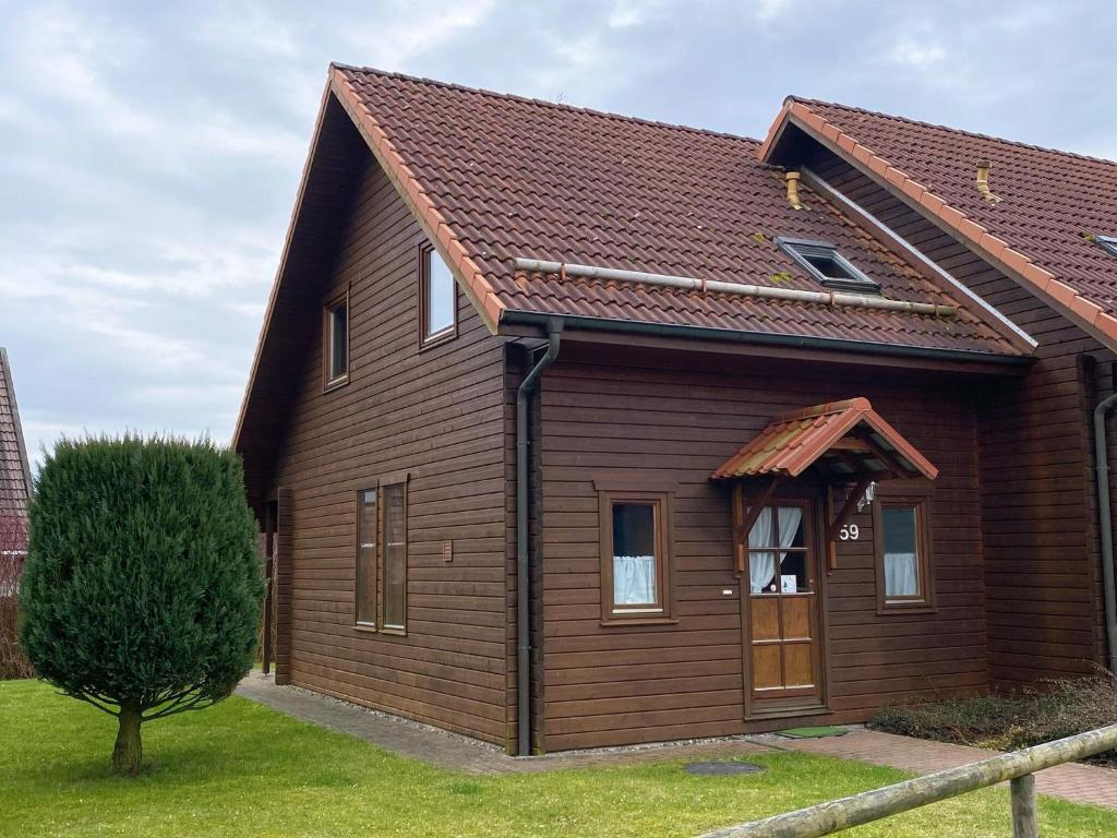 Casa de madera con techo marrón en Semi-detached house, Hasselfelde, en Hasselfelde