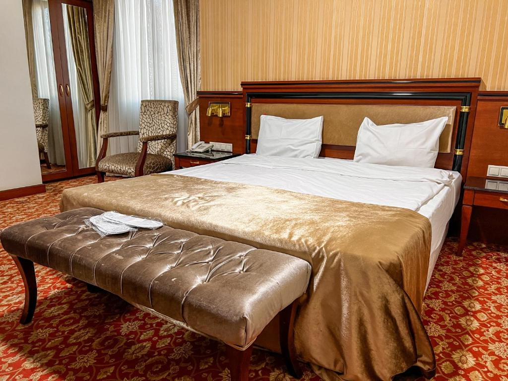 Postel nebo postele na pokoji v ubytování Atropat Old City Hotel