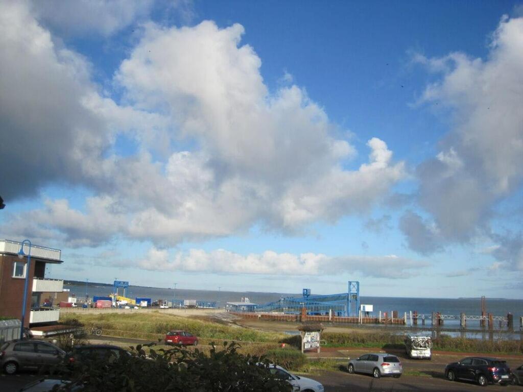 - une vue sur l'océan depuis un parking dans l'établissement Holiday apartment B in Haus Seewind, à Wittdün