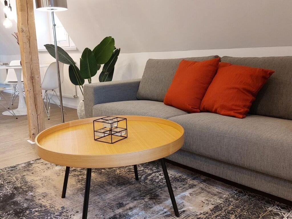 Una sala de estar con un sofá y una mesa de café. en Dornbusch Apartment 3, en Steinhude