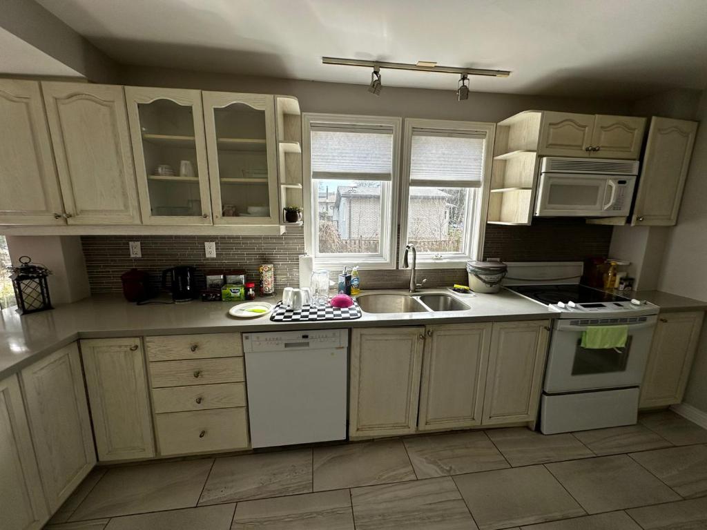 Kuchyň nebo kuchyňský kout v ubytování Executive Suite in a Victorian Style Bungalow P4b