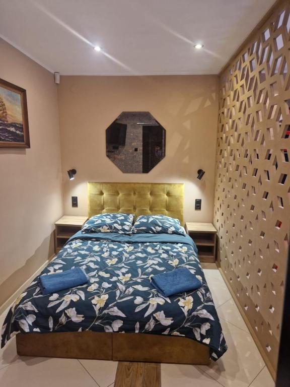 a bedroom with a bed with blue pillows at WILLA VASCO KOTWICA in Rewa