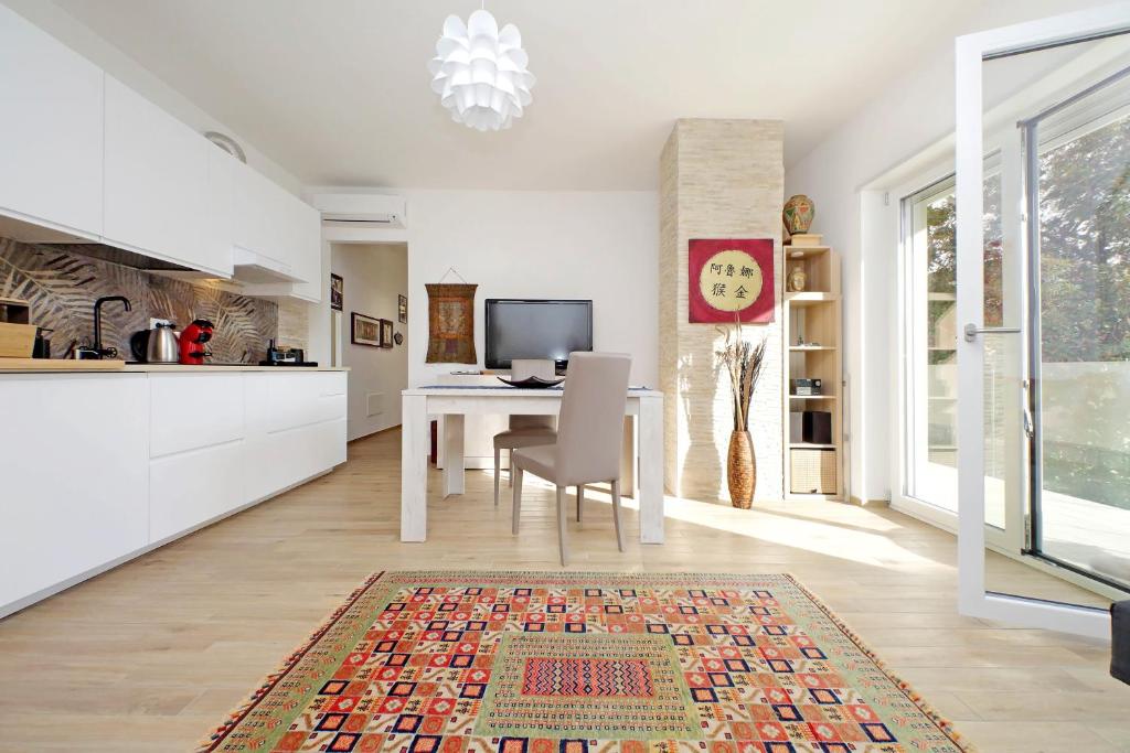 uma cozinha e sala de jantar com uma mesa e uma secretária em Orient Charm - Esclusivo con Vista sul Borgo di Ostia Antica em Ostia Antica