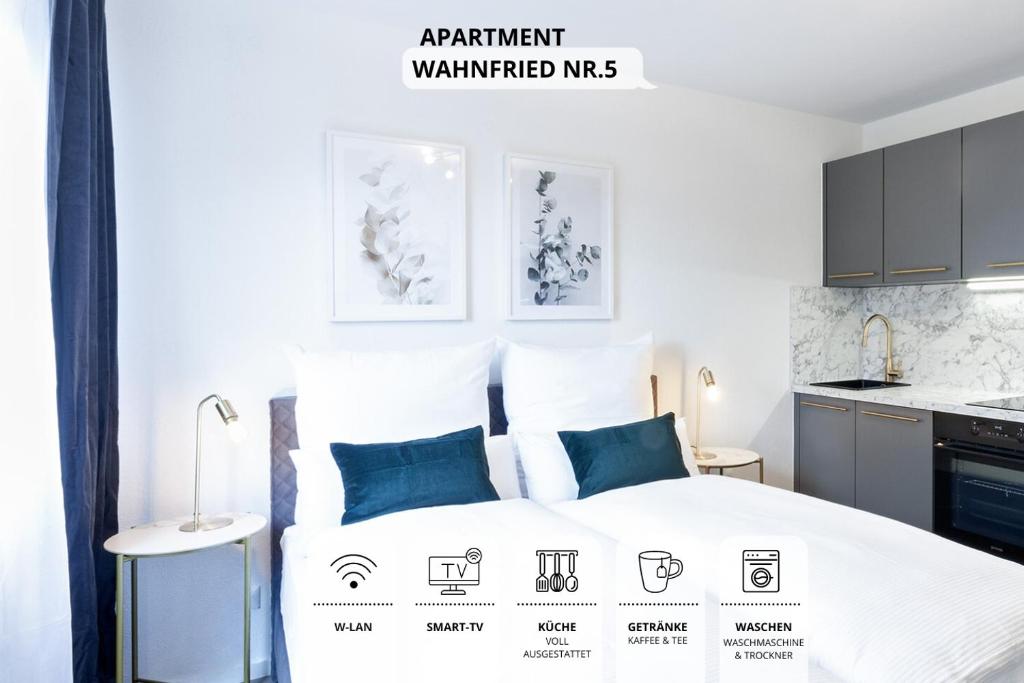 Apartment Wahnfried No5 - zentrales Cityapartment Küche mit Duschbad - 300m zur Fussgängerzone في بايروث: غرفة نوم بسرير ابيض مع مخدات زرقاء