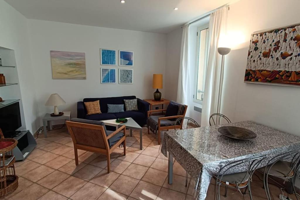 un salon avec un canapé et une table dans l'établissement 3 pièces Clemenceau, à Cannes