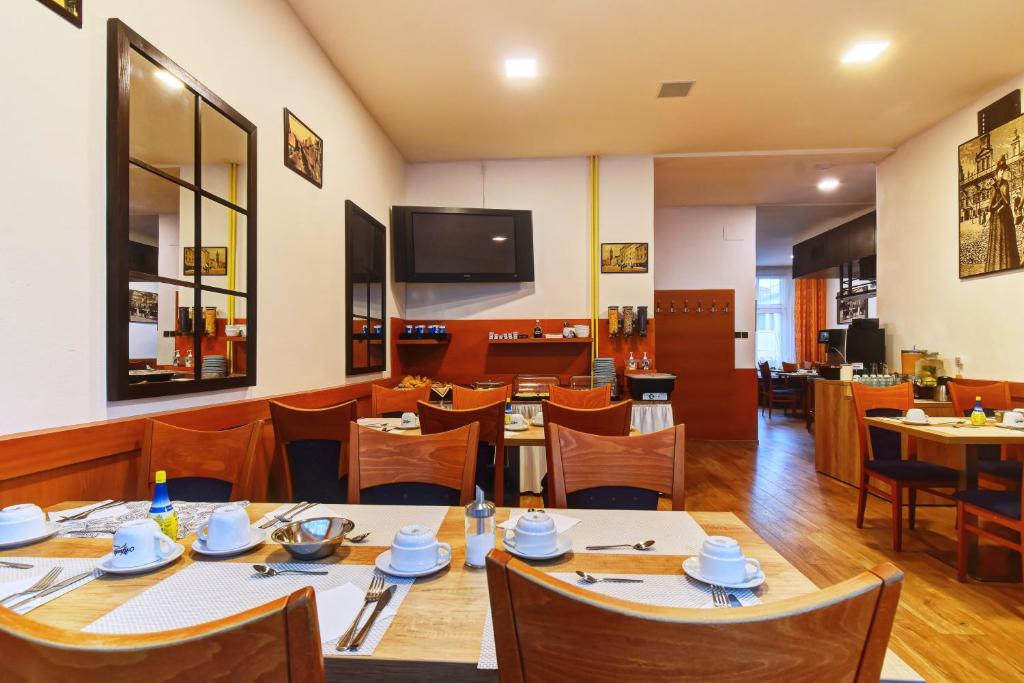 TV a/nebo společenská místnost v ubytování Hotel Adler