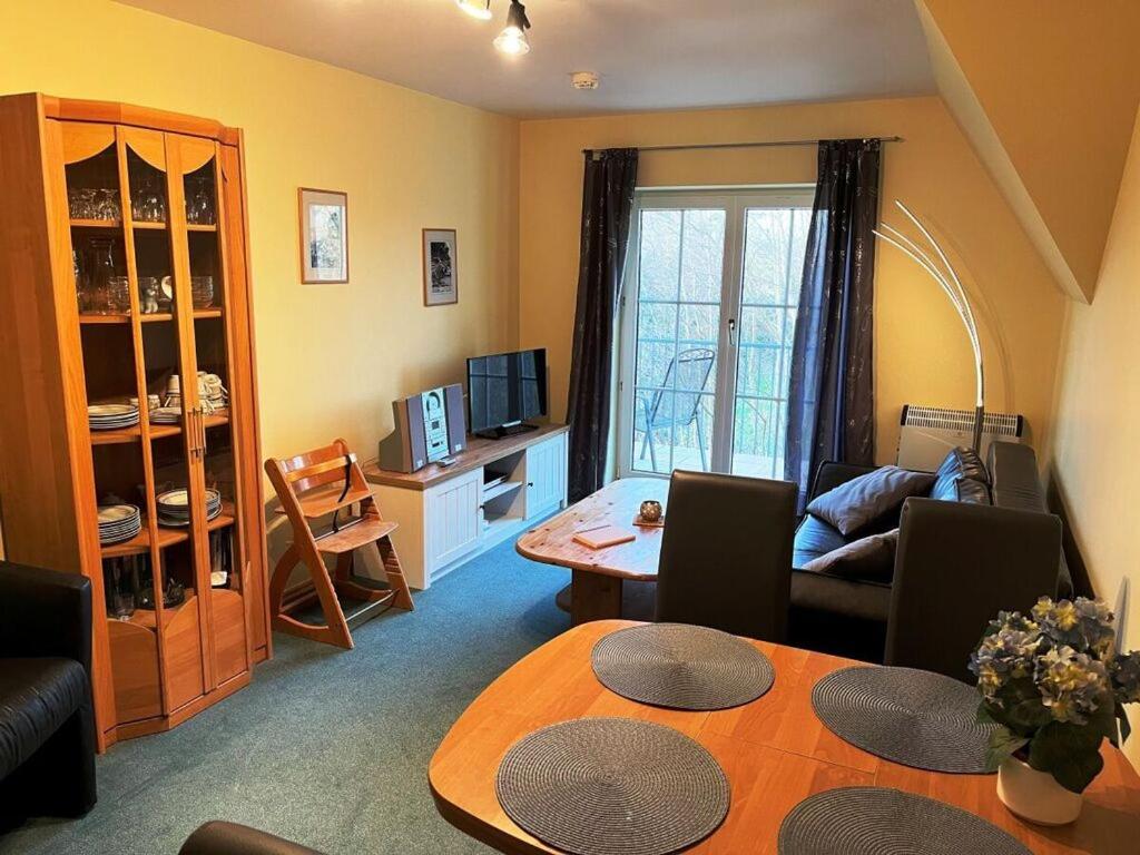 ein Wohnzimmer mit einem Tisch und einem Esszimmer in der Unterkunft Holiday apartment Storm Gull in Insel Poel