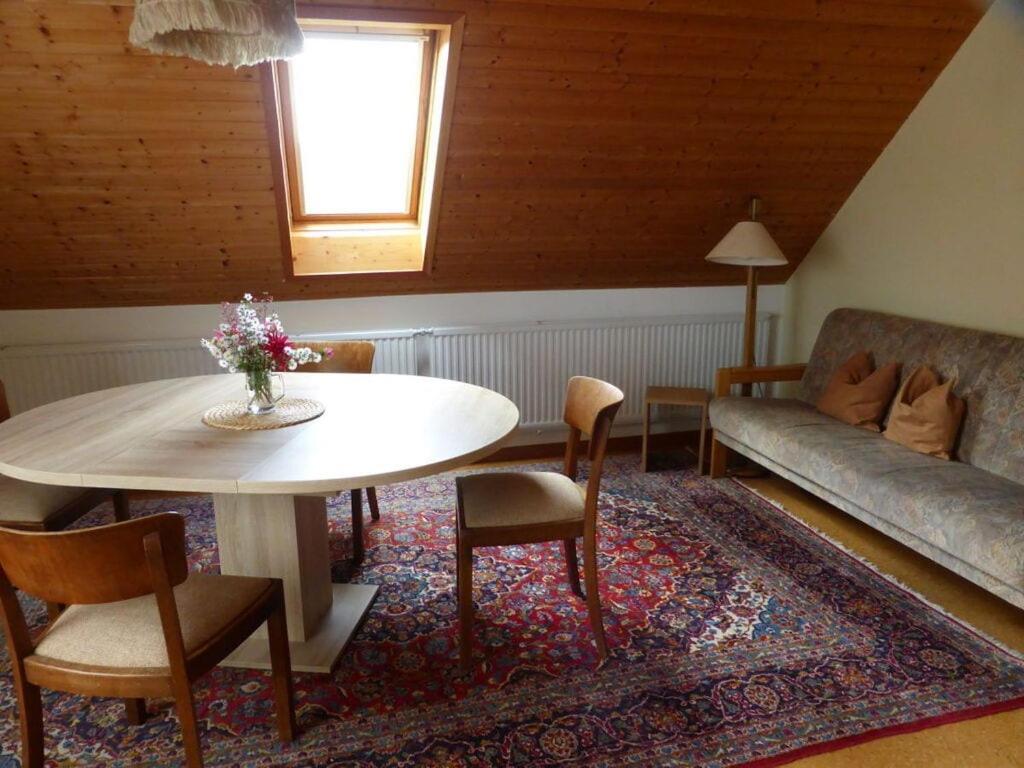 Braunsbach的住宿－Holiday apartment Heller，客厅配有桌子和沙发
