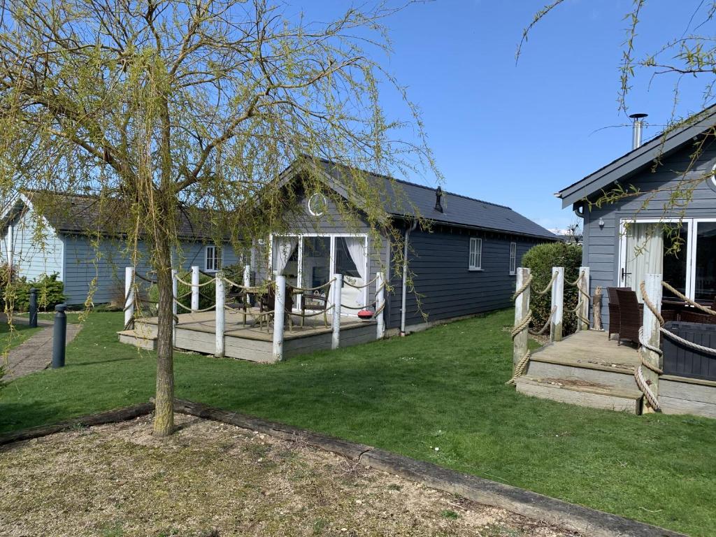 Sand Dollar, The Bay, 2 bedrooms with ensuites, parking for 2 cars, 2 small dogs welcome 6