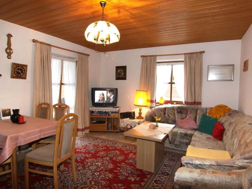 uma sala de estar com um sofá e uma mesa em Holiday apartment Flora em Schönau am Königssee