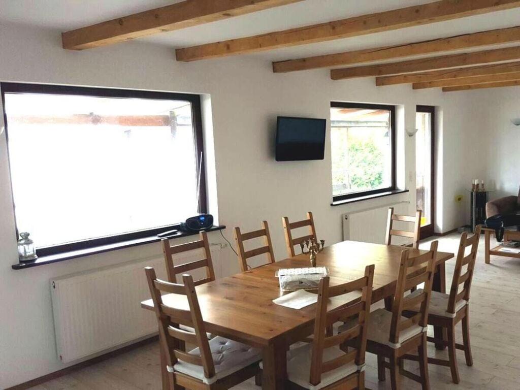 - une salle à manger avec une table et des chaises en bois dans l'établissement Holiday home Haus Adlerblick Bristow, à Bristow