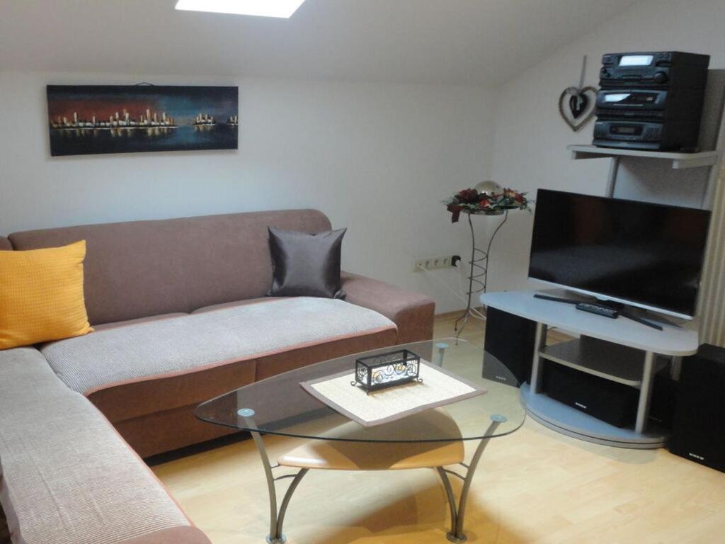 sala de estar con sofá y TV de pantalla plana en Holiday apartment Haus Rita, en Hinterschmiding
