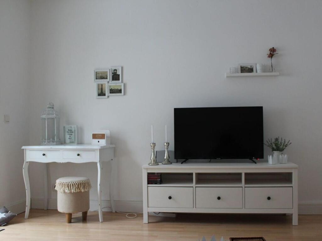 una sala de estar con TV en una cómoda blanca en Holiday apartment in the tower, en Oberfell