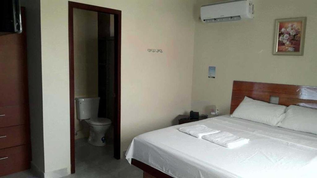 Giường trong phòng chung tại Hostal Costa Azul