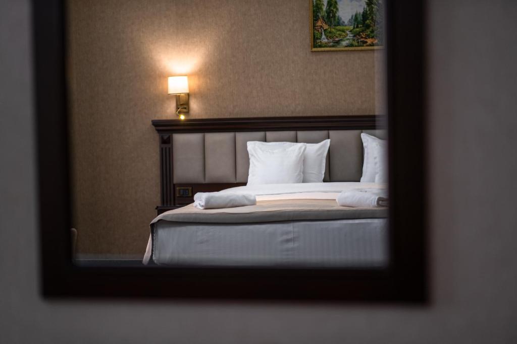 Postel nebo postele na pokoji v ubytování Konyak Hotel