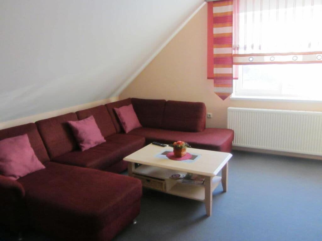 een woonkamer met een bank en een salontafel bij Holiday apartment Fink in Günzburg