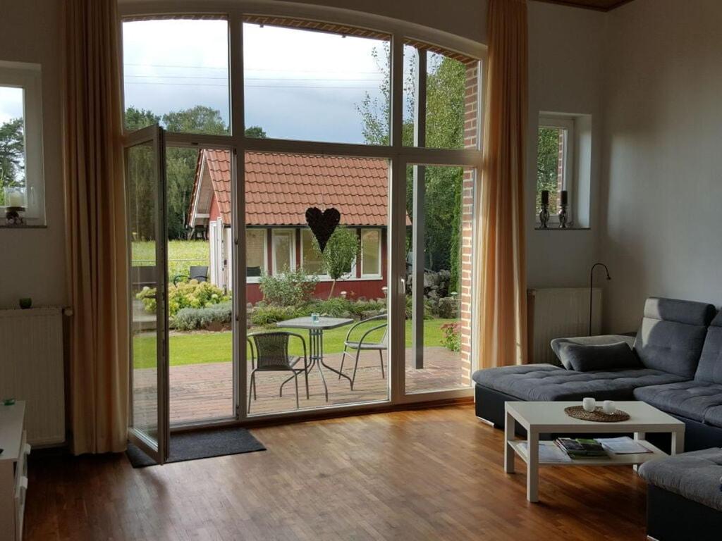 d'un salon avec une grande porte coulissante en verre. dans l'établissement Holiday apartment Aufderhaar, à Ostbevern