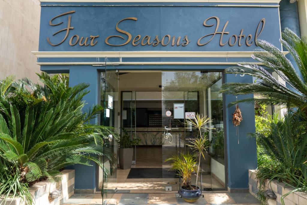 un edificio azul con un cartel que lee tu hotel de temporada en Four Seasons Hotel, en Atenas