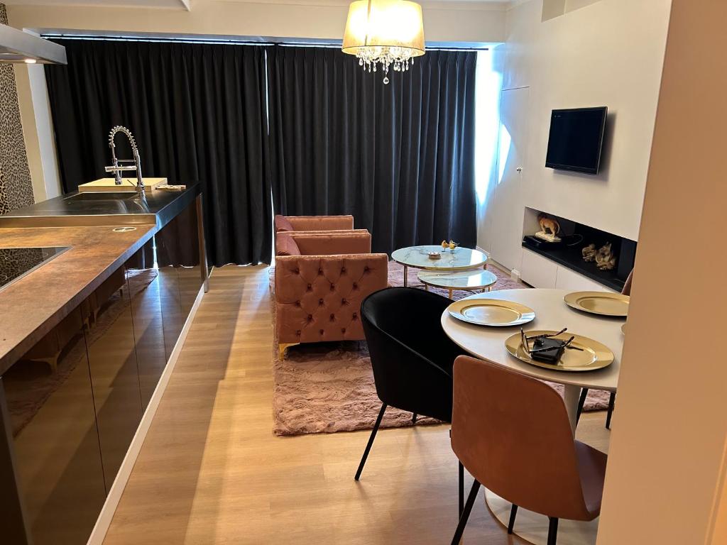 een keuken en woonkamer met een tafel en stoelen bij Appartement centrum 5 in Oostende