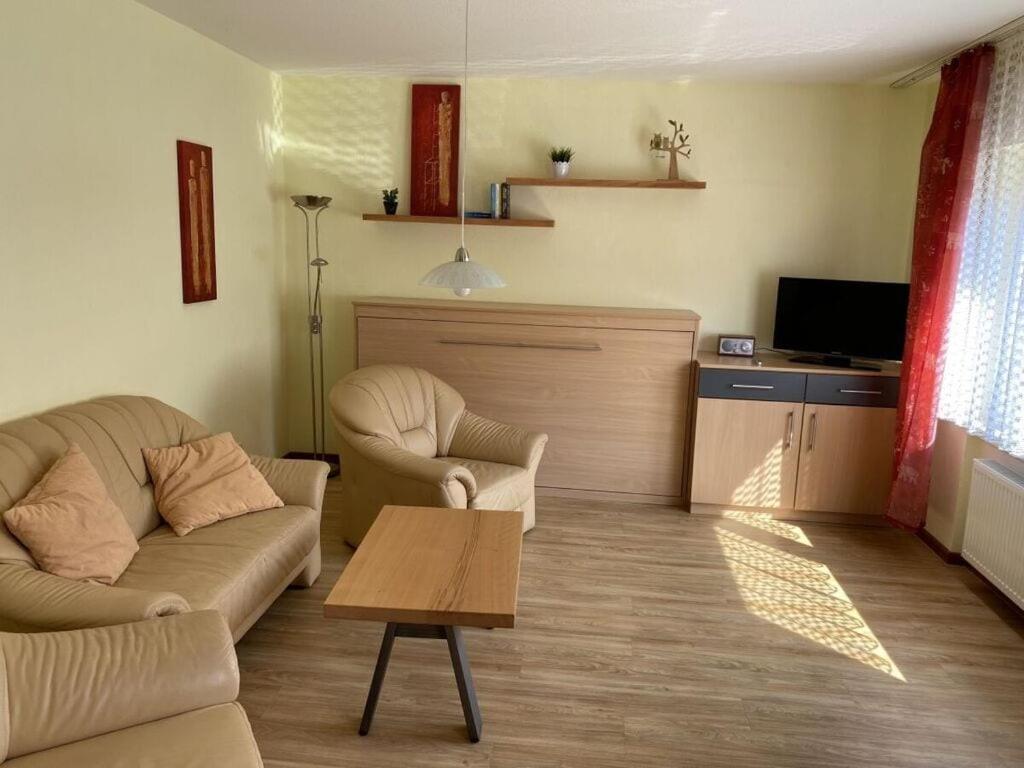 sala de estar con sofá, sillas y mesa en SonnenHof holiday apartment 4, en Enkirch
